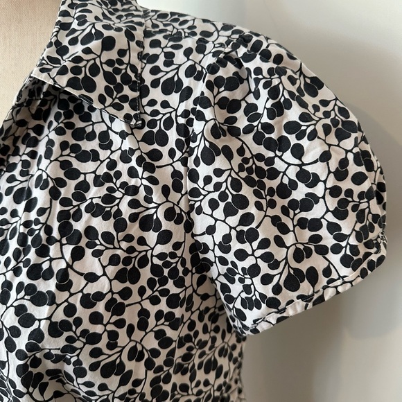 St Johns Bay Stretch allover print blouse top blue and white SZ L button front - Picture 2 of 6